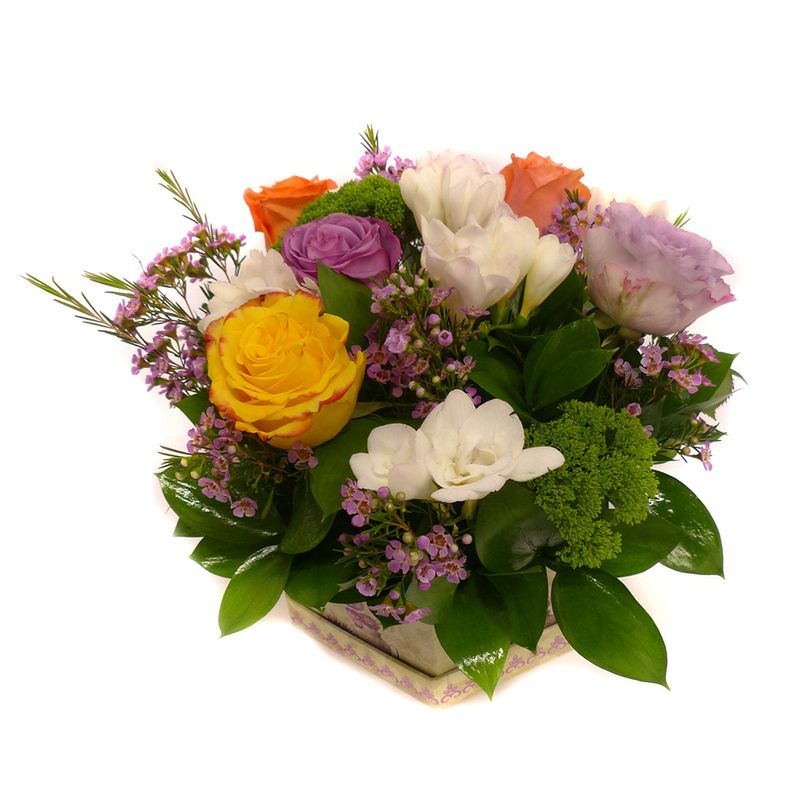 aranjament-floral-cu-frezie-si-trandafiri-8997550587934.jpg