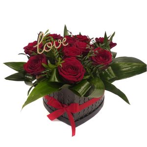 Aranjament floral cu trandafiri rosii