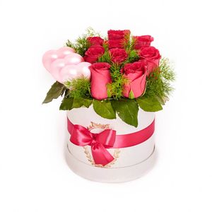 Aranjament in cutie cu trandafiri si inimioare