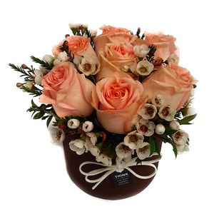 Aranjament floral cu trandafiri in cutie eleganta