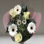buchet-rotund-cu-flori-asortate-8895479480350.jpg