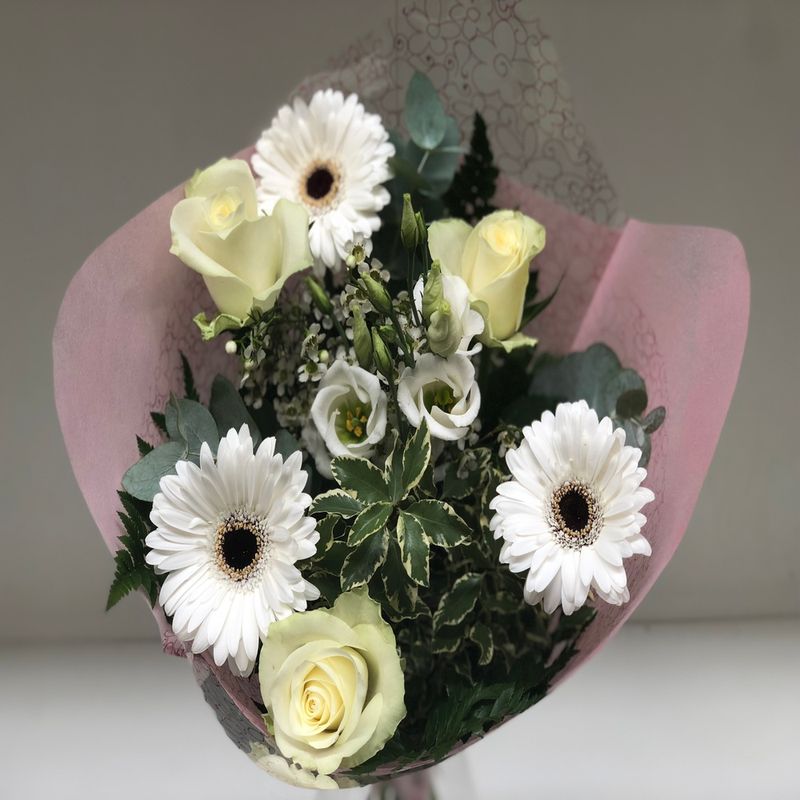 buchet-rotund-cu-flori-asortate-8895479480350.jpg