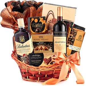 Cos pentru cadou Finest Collection, whiskey Ballantine's, vin rosu, panettone, cafea si dulciuri