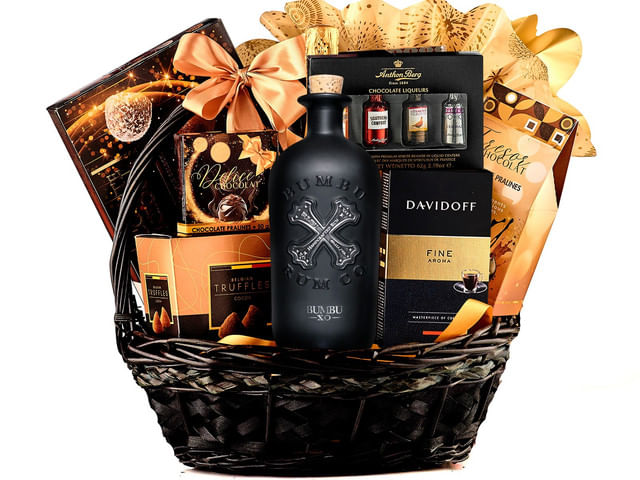 cos-pentru-cadou-bumbu-rom-bumbu-panettone-cafea-davidoff-si-dulciuri