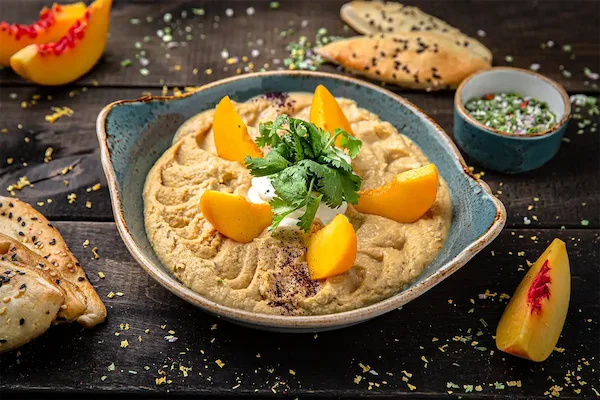 Hummus și salată de humus pe masă festivă de Crăciun